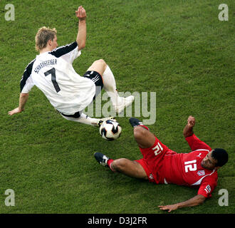 (Dpa) - Fußball Spieler Bastian Schweinsteiger (L) Kämpfe um den Ball mit Tunesian Jawhar Mnari (R) im Duell Gruppe A der FIFA-Konföderationen-Pokal-Turnier-Tunesien - Deutschland in Köln, Deutschland, 18. Juni 2005. Stockfoto