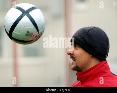 (Dpa) Der Mittelfeldspieler Sebastian Deisler des FC Bayern München kümmert sich um den Ball während einer Trainingseinheit seiner Mannschaft am 17. Februar 2004 in München. Aufgrund der 0:1 Niederlage des FC Bayern München am letzten Wochenende vs. VfL Bochum den Rückstand zum führenden Club SV Werder Bremen ist jetzt 9 Punkte, am Samstag, 21 Februar, München Willen gegen HSV Hamburg. Stockfoto