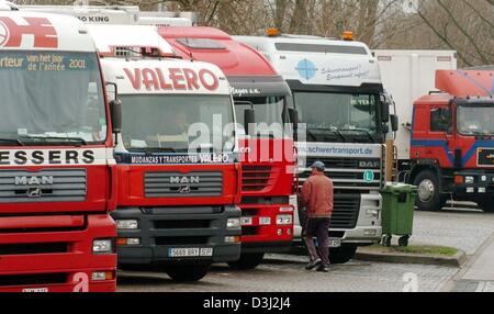 (Dpa) - eine Reihe von LKW und LKW stehen geparkte auf Raststätte entlang der Autobahn A7 in der Nähe von Hamburg, Deutschland, 17. Februar 2004. Nach Monaten der Argumente und technischen Pannen hat die Bundesregierung nun die Zusammenarbeit mit Toll-Collect storniert. Toll-Collect, die ein Joint Venture der Deutschen Telekom, DaimlerChrysler und Französisch Autobahnbetreiber Cofiroute, war nicht zu vorbereitet. Stockfoto