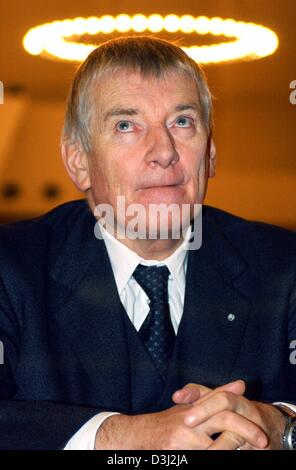 (Dpa) - Bundesinnenminister Otto Schily schaut während das Licht an der Decke im Hintergrund als seinen Heiligenschein vor der Eröffnung der 7. Europäischen Polizei-Konferenz in Bonn, Deutschland, 16. Februar 2004 erscheint. Stockfoto