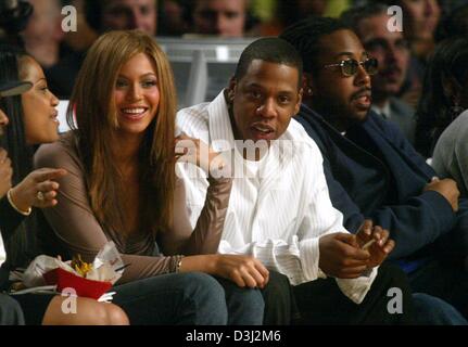 (Dpa) - US-Sängerin Beyonce Knowles und ihr Freund Rapper Jay-Z Lächeln, als sie das NBA All-Star-Spiel in Los Angeles, Kalifornien, USA, 15. Februar 2004 genießen. Stockfoto