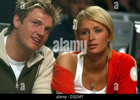 (Dpa) - US-Milliardär Erbin Paris Hilton und ihr Freund Nick Carter, ehemaliger Sänger der Backstreet Boys, beobachten Sie die Action während des NBA All-Star-Spiels in Los Angeles, Kalifornien, USA, 15. Februar 2004. Stockfoto