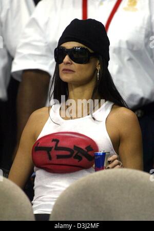 (Dpa) - US-Schauspielerin Demi Moore trägt Sonnenbrille und einen schwarzen Hut während das NBA All-Star-Spiel in Los Angeles, Kalifornien, USA, 14. Februar 2004 beobachten. Stockfoto