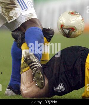 (Dpa) Zwei Fußballspieler, die Beine sehen, während eine enge Begegnung in German-Premier-League-Spiel zwischen FC Schalke 04 und TSV 1860 München am 7. Februar 2004 in Gelsenkirchen Arena "AufSchalke", das Spiel endete mit einem 0:0 Unentschieden. Stockfoto