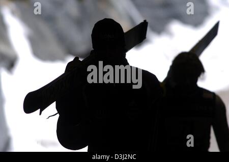 (Dpa) Deutsche Skisprung-Ass Sven Hannawald (links) ist in der Jumper-Tunnel, der die Muehlenkopfschanze Silhouette springen hill in Willingen, Deutschland am Freitag 13 Preisanpassung, 2004. Hannwald hat für die kommende Weltcup Skispringen auf Samstag, 14. Februar 2004 qualifizieren. Es ist sein erster Auftritt nach einer einwöchigen Pause. Stockfoto