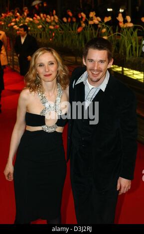 (Dpa) US-Schauspieler Julie Delpy und Ethan Hawke Kollegin Lächeln, als sie den roten Teppich der Berlinale-Kino am 10. Februar 2004 in Berlin Fuß. Die US-Stars kamen zur Premiere ihres Films "Before Sunset", die während der 54. Berlinale Filmfestival gezeigt wurde, die bis zum 15. Februar läuft. Stockfoto