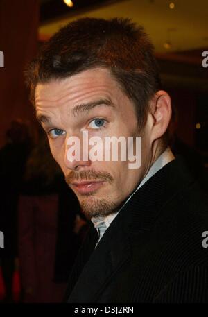 (Dpa) Bildunterschrift: (Dpa) U.S. Schauspieler Ethan Hawke Grimassen kurz vor der Premiere seines Films "Before Sunset" die auf dem 54. Berlinale Film Festival am 10. Februar 2004 in Berlin gezeigt wurde. Stockfoto