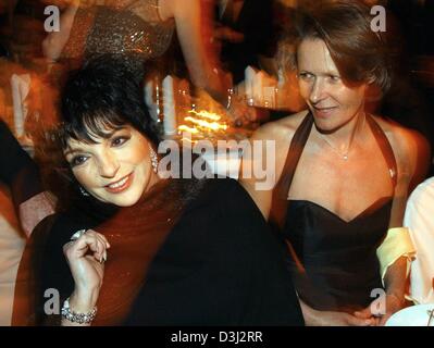 (Dpa) - Entertainerin Liza Minnelli und Christina Rau (R), die Frau des deutschen Bundespräsidenten Johannes Rau, besuchen die "Cinema for Peace"-Charity-Gala in Berlin, 9. Februar 2004. Der Erlös der Gala, die am Rande der Berlinale Film Festival stattfand, gehen an UNICEF und Aids Forschungseinrichtungen. Stockfoto