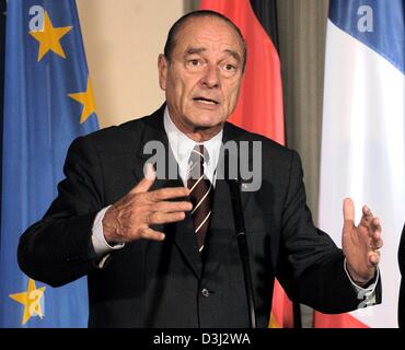 (Dpa) - Gesten der französische Präsident Jacques Chirac während einer Pressekonferenz in Genshagen, südlich von Berlin, 9. Februar 2004. Chirac und Schröder treffen sich in regelmäßigen Abständen seit 2001. Stockfoto