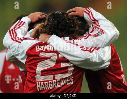 (Dpa) - Bayern Spieler unter den Mittelfeldspieler Owen Hargreaves (C), jubeln und umarmen einander nach dem 3: 0 Führung Ziel, die durch ihre Teamkollegen Roy Makaay, während der Bundesliga-Fußball-Spiel zwischen FC Bayern München und Hannover 96 in München, Deutschland, 8. Februar 2004 erzielt wurde. Am Ende gewann Byaern München das Spiel durch eine Kerbe von 3: 1 gegen Hannover. Stockfoto