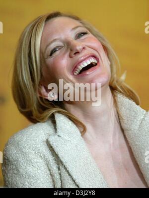 (Dpa) - australische Schauspielerin Cate Blanchett während einer Pressekonferenz zu ihrem neuen Film "The Missing" von US-Regisseur Ron Howard, auf der 54. Berlinale international Filmfestival in Berlin am Samstag, 7. Februar 2004 lacht. Blanchett ist ihr zweites Kind erwartet. Stockfoto