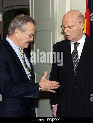 (Dpa) - US Verteidigung-Sekretärin Donald Rumsfeld (L) streckt seine Hand für ein Händedruck mit deutsche Verteidigungsminister Peter Struck während eines Treffens in München, 6. Februar 2004. Die US-Regierung die Bereitstellung des Eurokorps zur Übernahme der Führung von der International Assistance (ISAF) in Afghanistan unterstützt, sagte Peter Struck. Das Eurokorps besteht aus Stockfoto