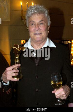 Schauspieler Tony Curtis hat die Goldene Kamera in der hand während der Preisverleihung für die "Goldene Kamera" in Berlin am 4. Februar 2004. Stockfoto