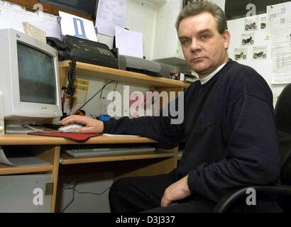 (Dpa) - Gerd Hoevelmann, sitzt an seinem Schreibtisch vor seinem Computer in seiner Wohnung in Ludwigsfelde, Deutschland, 3. Februar 2004. Der 45-jährige die Position des Leiters der Bundesagentur für Arbeit beantragt. Die "Maerkischen allgemeinen" Zeitung berichtet, dass Hoevelmann angewendet hatte, um die Nachfolge von Florian Gerster, ehemaliger Vorsitzender des Vorstands der Bundesagentur für Arbeit, der war Stockfoto