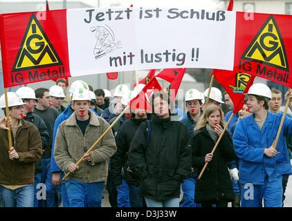 (Dpa) - mehr als 200 Mitarbeiter der Rasselstein-Hoesch, Hersteller von Weißblechen, tragen Overalls, Schutzhelme, Banner und Pfostenzeichen an eine Warnung Streik organisiert von Deutschlands starke Union IG Metall in Neuwied, Deutschland, 2. Februar 2004 teilnehmen. Die Atmosphäre in der Diskussion um Lohnerhöhung für die Beschäftigten in der Metall- und Elektroindustrie Industrie hat tigte Stockfoto