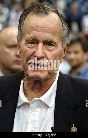 (Dpa) - ehemalige US Präsident George Bush Sr kommt bei der 38. Superbowl in Houston, Texas, USA, 1. Februar 2004. Stockfoto