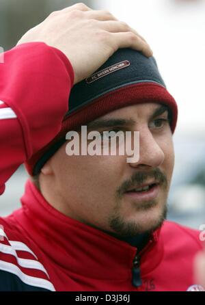 (Dpa) - Bayern Mittelfeldspieler Sebastian Deisler berührt seinen Hut auf dem Kopf während der Ausbildung in München, Deutschland, 2. Februar 2004. Deisler wurde vor einer Woche aus Klinik entlassen, wo er für Depression behandelt wurde und nun Training zurückgekehrt ist. Der 24-jährige werden zuerst ein individuelles Trainingsprogramm abschließen, vor seinem Eintritt bei regelmäßigem Training mit seinen Teamkollegen. Stockfoto