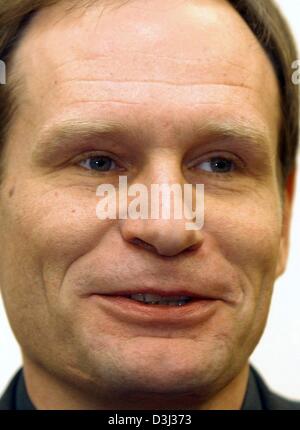 (Dpa) - Gericht deutschen Computer-Spezialist Armin Meiwes lächelt Erwartung sein Urteil auf Bezirksebene in Kassel, Deutschland, am Freitag, 30. Januar 2004. In einem Fall, der auf einmal entsetzt und fasziniert das Publikum, ist das Gericht am Freitag einen Schuldspruch gegen bekennende Schwule Kannibale Armin Meiwes ausgestellt, sondern auf eine Gebühr, die ihm lassen konnte ein freier Mann in ein paar Jahren. Die c Stockfoto