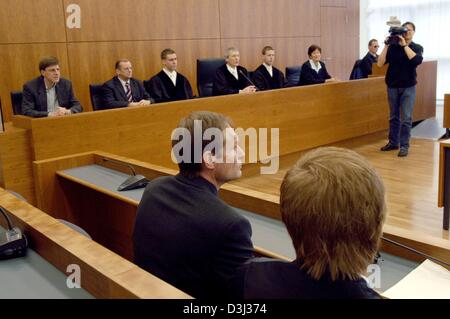 (Dpa) - sitzt neben seinem Verteidiger Harald Ermel (vorne R) vor der Verkündung der sein Urteil beim Landgericht in Kassel, Deutschland, am Freitag, 30. Januar 2004 deutsche Computer-Spezialist Armin Meiwes (Front L). In einem Fall die gleichzeitig entsetzt und fasziniert das Publikum, das Gericht am Freitag einen Schuldspruch gegen bekennende Schwule Kannibale Armin Meiwes, sondern o ausgestellt Stockfoto