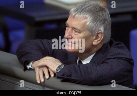 (Dpa) - lächelt Bundesinnenminister Otto Schily als He Plays zur ersten Lesung des neuen Gesetzes über Flugsicherheit im Deutschen Bundestag in Berlin, 30. Januar 2004. Ein wesentlicher Punkt des neuen Gesetzes werden die Bundeswehr, anzugreifen oder zu entführten Flugzeuge stürzen, die als Waffen verwendet werden können. Stockfoto