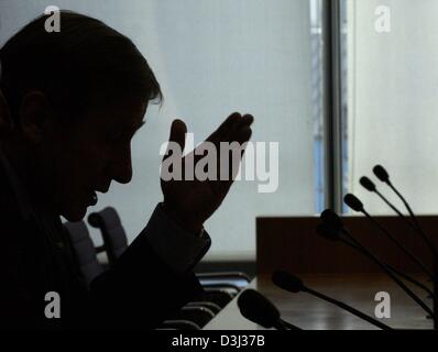 (Dpa) - der deutsche Wirtschaftsminister Wolfgang Clement berichtet die wirtschaftliche Jahresabschluss für das Jahr 2004 in Berlin, Deutschland, 28. Januar 2004. Die Regierung erwartet ein Wirtschaftswachstum zwischen 1,5 und 2,0 Prozent und eine Verbesserung auf dem Arbeitsmarkt für das Jahr 2004. Stockfoto