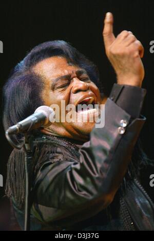 (Dpa-Dateien) - US-Soul-Sänger James Brown bei seinem Konzert in Köln, Deutschland, 28. November 2003 führt. James Brown, dem "Godfather of Soul" wurde aus dem Gefängnis entlassen Donnerstag, 29. Januar 2004, einen Tag nach seiner Verhaftung für schob seine Frau auf den Boden. Bei einer Gerichtsverhandlung im Bundesstaat South Carolina der Vereinigten Staaten, braun, 70, verweigert er angegriffen sein Ehegatte, Tomi Rae Brown, 33, während eine Stockfoto