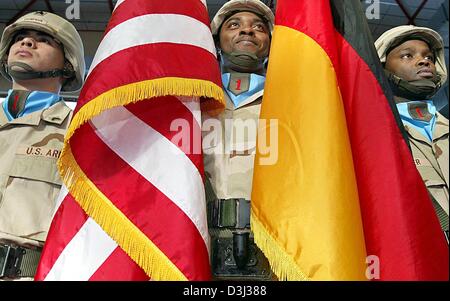 (Dpa) - drei Soldaten mit einer deutschen und einer US-Flagge an feierlichen Abschied von der 1st Infanteriedivision der US-Armee in Würzburg, Deutschland, 30. Januar 2004. Etwa 13.000 US-Truppen aus der fränkischen Region bereitgestellt wird Irak für ein Jahr. Stockfoto