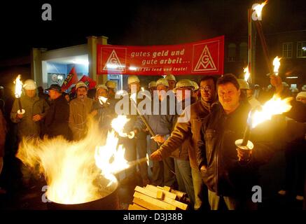 (Dpa) - während eines einstündigen Warnung Streiks von Metall Gewerkschaft IG Metall Arbeitnehmer haben machte Feuer, in der Alufolie-Hersteller Rasselstein-Hoesch in Andernach, Deutschland, in der Nacht zum 29. Januar 2004 warm halten. Deutschlands leistungsstarke Metalworkers Union IG Metall begann eine Welle von Streiks Warnung frühen Donnerstagmorgen seine Wanderung Lohnforderungen zu drücken. IG Metall verlangt eine 4-pro-ce Stockfoto