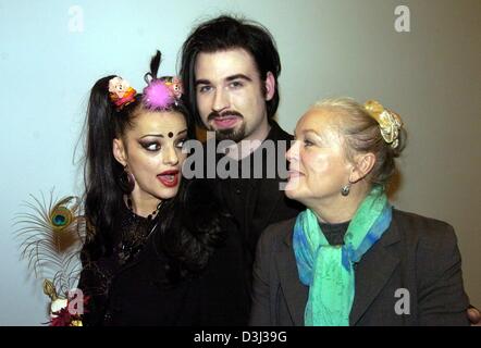 (Dpa) - deutsche Sängerin Nina Hagen (L), ihr frisch vermählte Ehemann, dänische Sängerin Anders Alexander Breinholm (C) und ihrer Mutter, Schauspielerin Eva-Maria Hagen (R) Chat nach Nina Hagen mit der Kultur der Zeitung "B.Z" (Berliner Zeitung) in Berlin, 27. Januar 2004 ausgezeichnet. Hagen wurde geehrt für ihre Verdienste als Musiker, unkonventionelle Performances und ihre große Wandlungsfähigkeit. Stockfoto