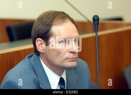 (Dpa) - 42-jährige Deutsche Computer-Spezialist Armin Meiwes während seines Prozesses vor dem Amtsgericht in Kassel, Deutschland, 12. Januar 2004 abgebildet. Ex-Freundinnen von der bekennende Kannibale erklärte dem Gericht Freitag, 9. Januar 2004, er war immer freundlich zu Kindern und wollte unbedingt heiraten und eigene Kinder haben. Meiwes hat zugegeben, töten und Essen sein Opfer, ein Berlin-e Stockfoto