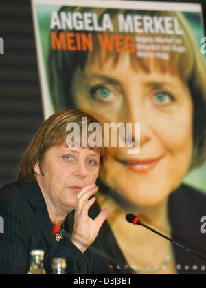 (Dpa) - Angela Merkel, Vorsitzende der oppositionellen CDU, Gesten, wie sie ihr neues Buch während einer Pressekonferenz in Berlin, 12. Januar 2004 präsentiert. Das Buch mit dem Titel "Mein Weg. Angela Merkel Im Gespraech Mit Hugo Müller-Vogg "(meinen Weg. Angela Merkel in einem Dialog mit Hugo Müller-Vogg) präsentierte sich gemeinsam mit Publizist Müller-Vogg. Stockfoto