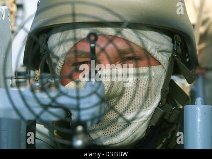 (Dpa-Dateien) - Ziel ein deutsches marineblaues Soldaten durch das Fadenkreuz seine Maschinenpistole steht er an Bord der Fregatte "Bayern" ("Bavaria") vor der Küste der Küste Dschibutis, 11. Mai 2002. Medienberichten zufolge schneidet der deutsche Verteidigungsminister das Militärbudget von 25 auf 26 Milliarden Euro. Der Minister sieht ein Wiederaufbau der deutschen Streitkräfte und präsentiert seine Stockfoto