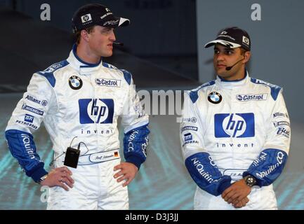 (Dpa) - deutsche Formel 1-pilot Ralf Schumacher (L) und kolumbianischen Teamkollege Montoya während der Präsentation des neuen BMW-Williams FW26 Rennwagens für die kommende Saison in Valencia, Spanien, 5. Januar 2004 abgebildet. Das Auto hat eine neue aerodynamische Konzept und einen neuen Motor. Die FW26 wird in Jerez, Spanien, ab dem 7. Januar 2004 intensiv getestet werden. Stockfoto