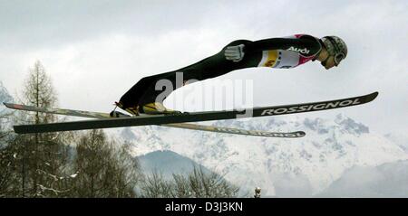 (Dpa) - deutscher Skispringer Sven Hannawald ist während der 52. Vierschanzen-Tournee in Bischofshofen, Österreich, 6. Januar 2004 in der Luft. Im Hintergrund das Panorama der Bergkette Tennengebirge. Stockfoto