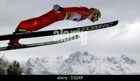 (Dpa) - ist der finnische Skispringer Janne Ahonen Luft während der 52. Vierschanzen-Tournee in Bischofshofen, Österreich, 6. Januar 2004. Im Hintergrund das Panorama der Bergkette Tennengebirge. Stockfoto