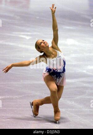 (Dpa) - Eiskunstläuferin Annette Dytrt führt eine Freestyle-Event während der Deutsche Meisterschaften in Berlin, 3. Januar 2004. Die tschechischen stammende Titelverteidiger gewann die Meisterschaft und qualifizierte sich für die Europameisterschaften in Budapest im Februar 2004. Stockfoto