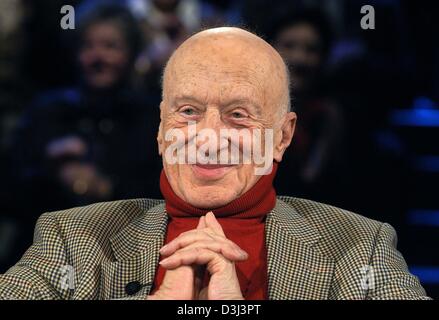 (Dpa) - Peter Basch, deutsch-US-star-Fotografin lächelt während einer Fernseh-Talkshow in Bremen, Deutschland, 28. November 2003. Basch fotografiert Hollywoods Stars und Sternchen der 1950er und 1960er Jahren. Stockfoto