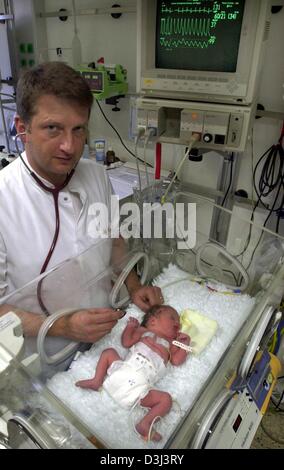 (Dpa) - leitender Arzt Christoph Fusch untersucht die kleinen Mädchens Lili in einem Inkubator in der pädiatrischen Klinik des Unversity Hospital in Greifswald, Deutschland, 13. November 2003 liegt. Lili und ihre Zwillingsschwester wurden mehrere Wochen zu früh tragen. Neonatologie ist ein Grenzgebiet der Medizin ständig navigieren zwischen Leben und Tod, Gesundheit und lebenslanger Behinderung und Freude ein Stockfoto