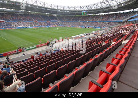 (Dpa) - das Bild zeigt die vielen leeren Sitze während des FIFA Confederations Cup Japan gegen Mexiko in Hannover, 16. Juni 2005 entsprechen. Stockfoto
