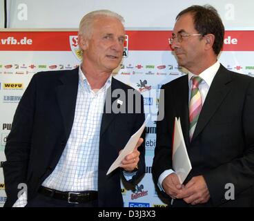 (Dpa) - italienische Giovanni Trapattoni (L) der Öffentlichkeit als neuer Trainer für die deutschen Bundesligisten VfB Stuttgart in Stuttgart, Deutschland, 17. Juni 2005 präsentiert. Das Bild zeigt ihn mit des Clubs Präsident Erwin Staudt. Trapattoni wird Nachfolger von Matthias Sammer, die eine Beurlaubung vor zwei Wochen dauerte. Stockfoto