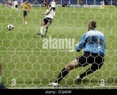 (Dpa) - deutsche Mittelfeldspieler Michael Ballack schießt von der Stelle gegen die australischen Torhüter Mark Schwarzer während das Eröffnungsspiel der FIFA Confederations Cup Deutschland Vs Australien in Frankfurt am Main, 15. Juni 2005 Tor. Stockfoto