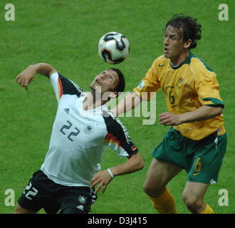 (Dpa) - kämpft deutscher Fußballspieler Kevin Kuranyi (L) für den Ball gegen Australier Tony Popovic (R) während das Eröffnungsspiel der FIFA Confederations Cup Deutschland Vs Australien in Frankfurt am Main, 15. Juni 2005. Stockfoto