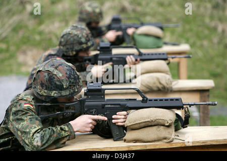 (Dpa-Datei) - das Bild, datiert 14. April 2005, zeigt Wehrpflichtige der Bundeswehr während Schießübungen mit G36-Gewehre im Rahmen ihrer militärischen Grundausbildung in der Knuell-Kaserne in Schwarzenborn, Deutschland, 14. April 2005. Stockfoto