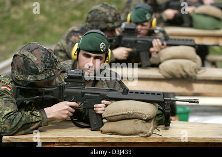 (Dpa-Datei) - das Bild, datiert 14. April 2005, zeigt Wehrpflichtige der Bundeswehr durch ihre militärische Ausbilder während Schießübungen mit G36-Gewehre im Rahmen ihrer militärischen Grundausbildung in der Knuell-Kaserne in Schwarzenborn, Deutschland, 14. April 2005 betreut. Stockfoto