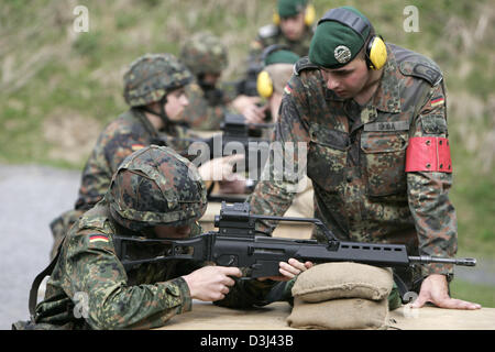 (Dpa-Datei) - das Bild, datiert 14. April 2005, zeigt Wehrpflichtige der Bundeswehr durch ihre militärische Ausbilder während Schießübungen mit G36-Gewehre im Rahmen ihrer militärischen Grundausbildung in der Knuell-Kaserne in Schwarzenborn, Deutschland, 14. April 2005 betreut. Stockfoto