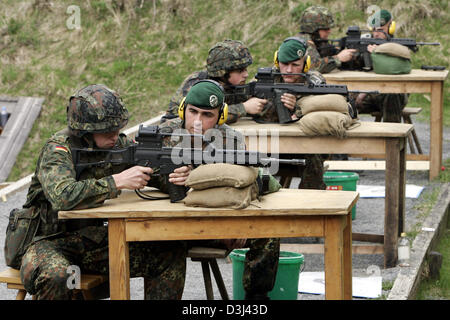 (Dpa-Datei) - das Bild, datiert 14. April 2005, zeigt Wehrpflichtige der Bundeswehr durch ihre militärische Ausbilder während Schießübungen mit G36-Gewehre im Rahmen ihrer militärischen Grundausbildung in der Knuell-Kaserne in Schwarzenborn, Deutschland, 14. April 2005 betreut. Stockfoto