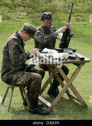 (Dpa-Datei) - Wehrpflichtigen der Bundeswehr auseinander nehmen und reinigen ihre G36-Gewehre im Rahmen ihrer militärischen Grundausbildung in der Knuell-Kaserne in Schwarzenborn, Deutschland, 14. April 2005 Stockfoto