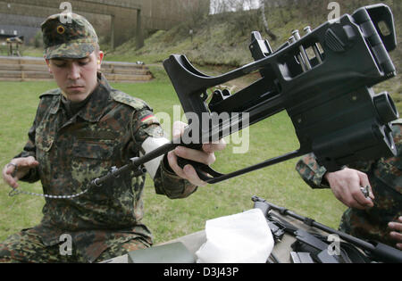 (Dpa-Datei) - Wehrpflichtigen der Bundeswehr nehmen auseinander und gründlich reinigen ihre G36-Gewehre im Rahmen ihrer militärischen Grundausbildung in der Knuell-Kaserne in Schwarzenborn, Deutschland, 14. April 2005. Stockfoto