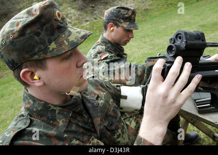 (Dpa-Datei) - Wehrpflichtigen der Bundeswehr nehmen auseinander und gründlich reinigen ihre G36-Gewehre im Rahmen ihrer militärischen Grundausbildung in der Knuell-Kaserne in Schwarzenborn, Deutschland, 14. April 2005. Stockfoto