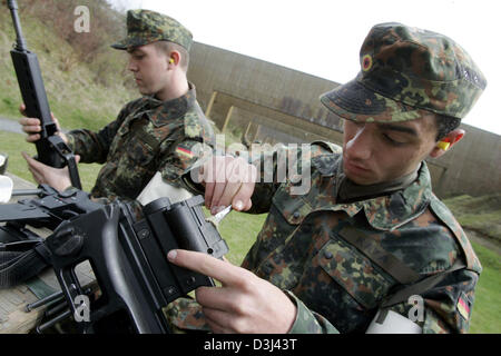 (Dpa-Datei) - Wehrpflichtigen der Bundeswehr nehmen auseinander und gründlich reinigen ihre G36-Gewehre im Rahmen ihrer militärischen Grundausbildung in der Knuell-Kaserne in Schwarzenborn, Deutschland, 14. April 2005. Stockfoto